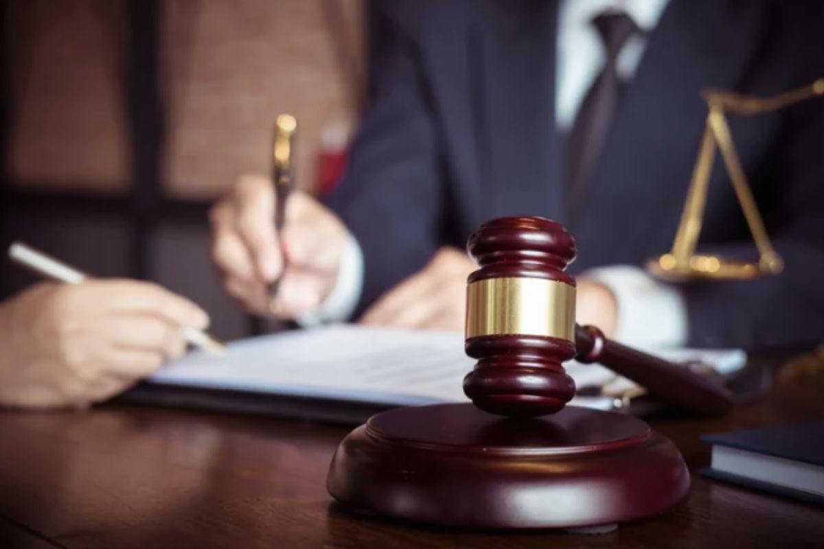 Il notaio è una delle figure professionali più prestigiose in Italia, simbolo di stabilità economica, autorevolezza e carriera sicura.