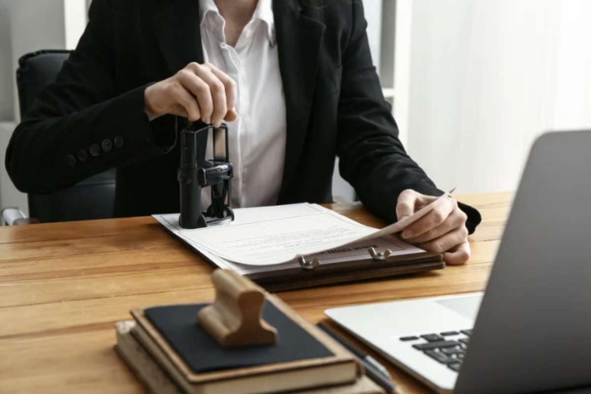 La retribuzione di un notaio non dipende dal libero mercato, ma è regolata da tariffe minime e massime stabilite dalla legge.