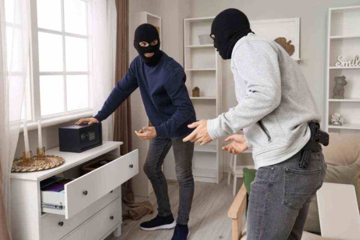 La polizia sottolinea che la cassaforte rappresenta la soluzione più sicura per custodire oggetti di valore e denaro.
