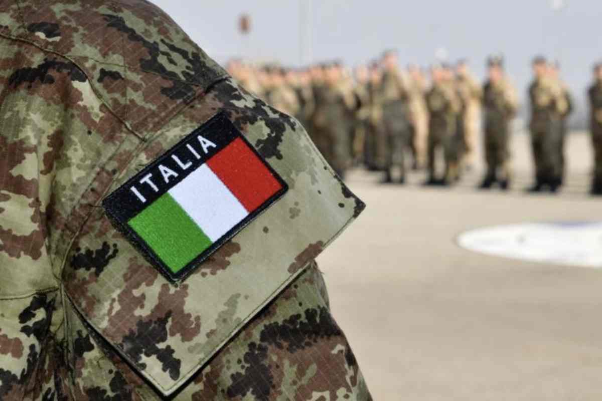 L’eventuale riattivazione della leva seguirebbe un percorso preciso e graduale. In caso di conflitto, verrebbero coinvolti prima i militari